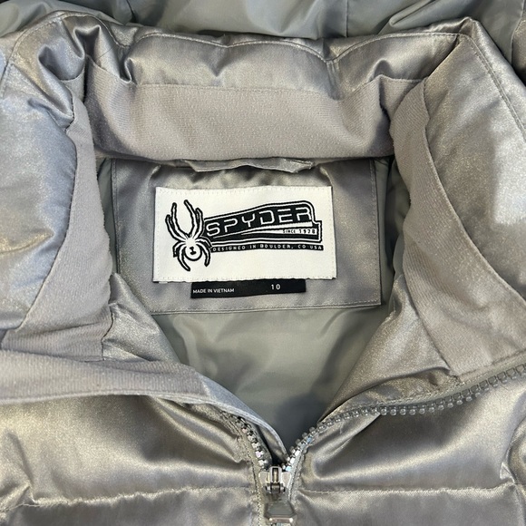 Girls stylish ski jacket by Spyder. Size 10 - Picture 6 of 6